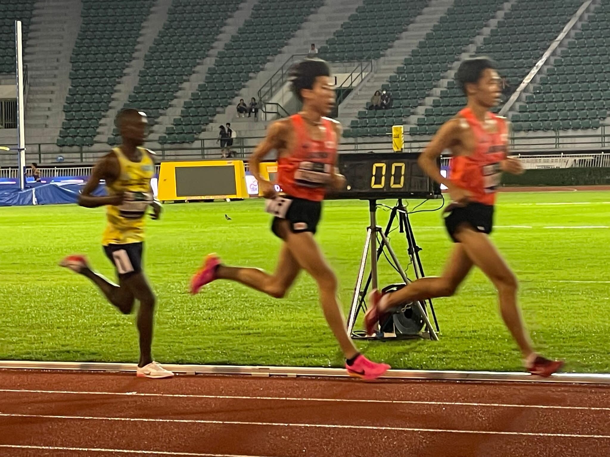 Teilnehmer beim Leichtathletik-Lauf mit ALGE-TIMING Anzeigetafel