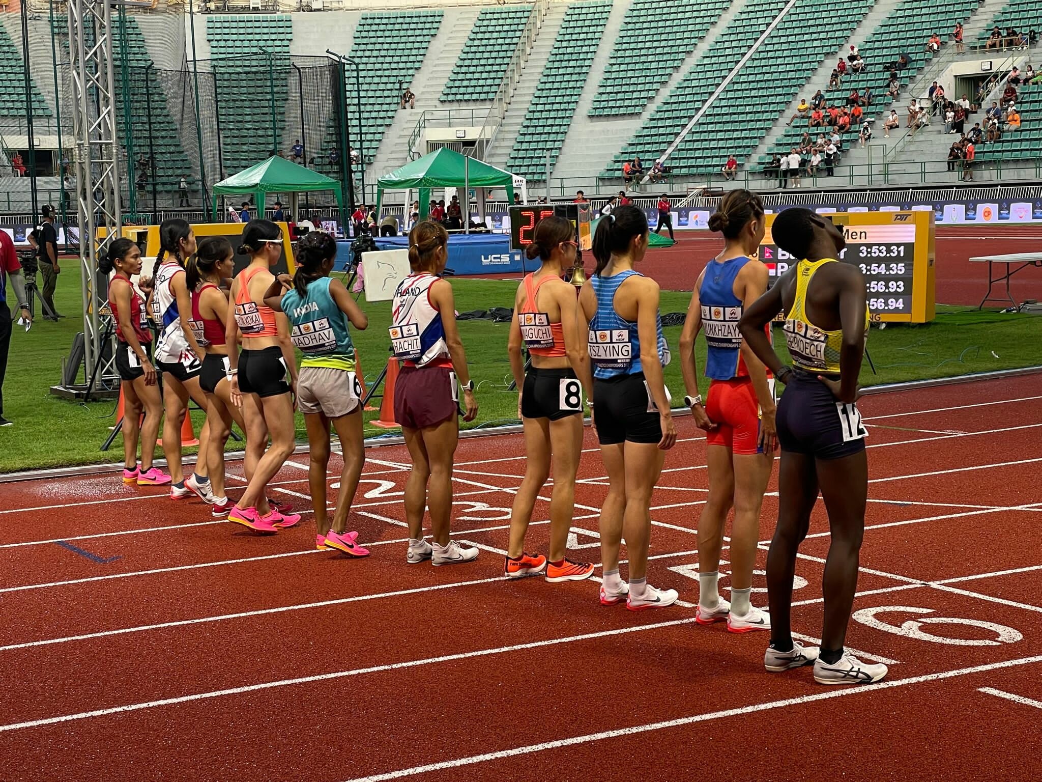 Teilnehmer beim Start eines Leichtathletik-Laufs