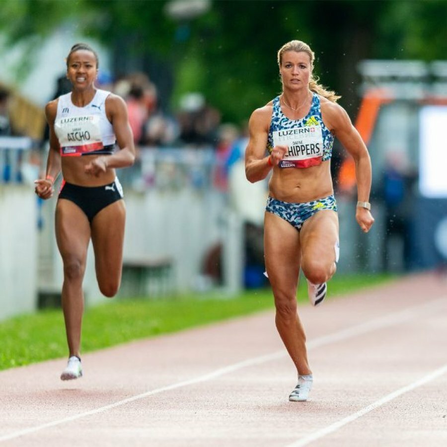Zwei Läuferinnen von vorne beim Leichtathletik-Rennen 