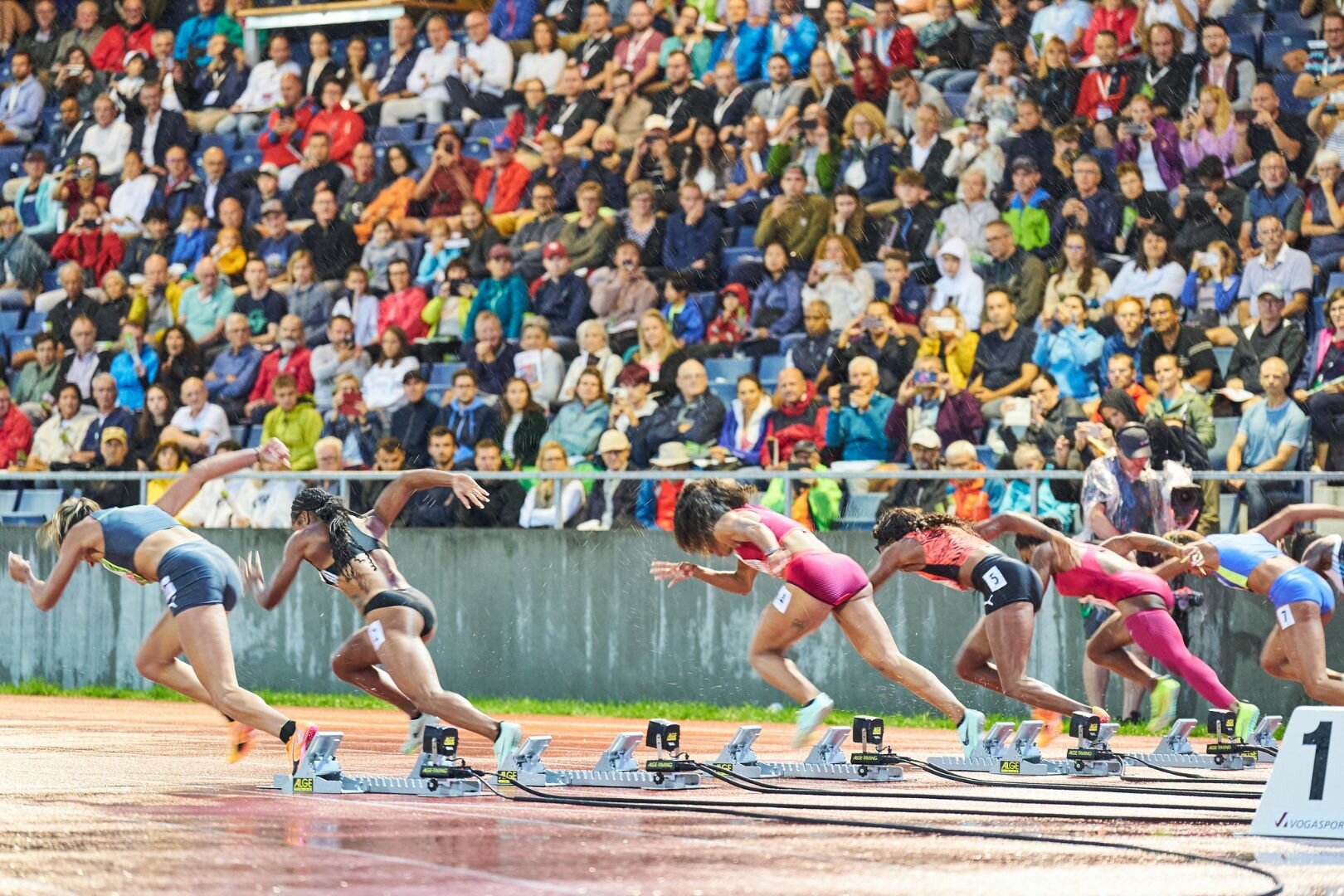 Leichtathletik-Läuferinnen direkt nach dem Startschuss eines Rennens
