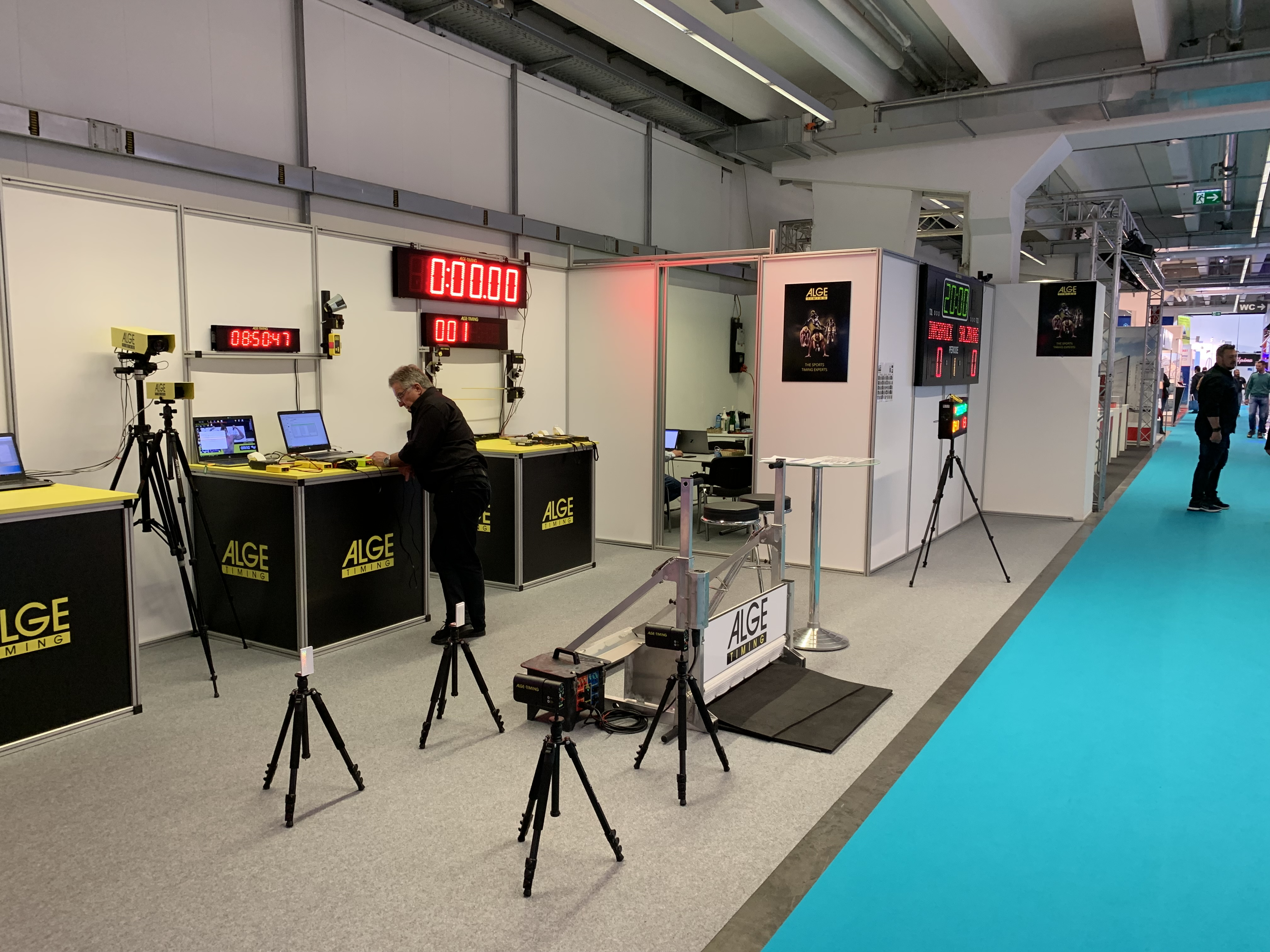 Messestand mit ALGE-TIMING Zeitmessgeräte, Fotofinish-Kameras und LED-Anzeigetafeln