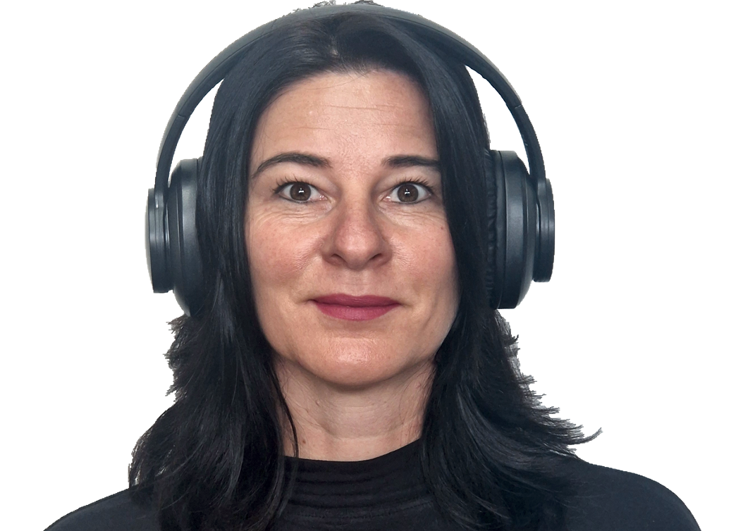 Portrait einer Frau mit aufgesetzten HS-BT1 Kopfhörern
