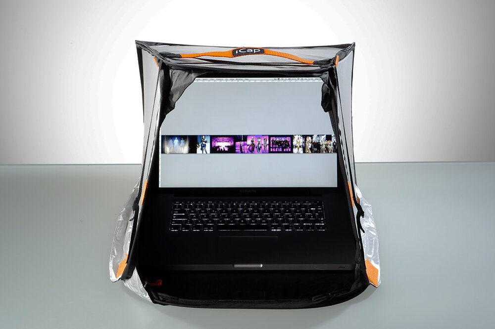 Vorderseite der profesionelle Notebook Schutzhülle mit Sicht auf das Notebook
