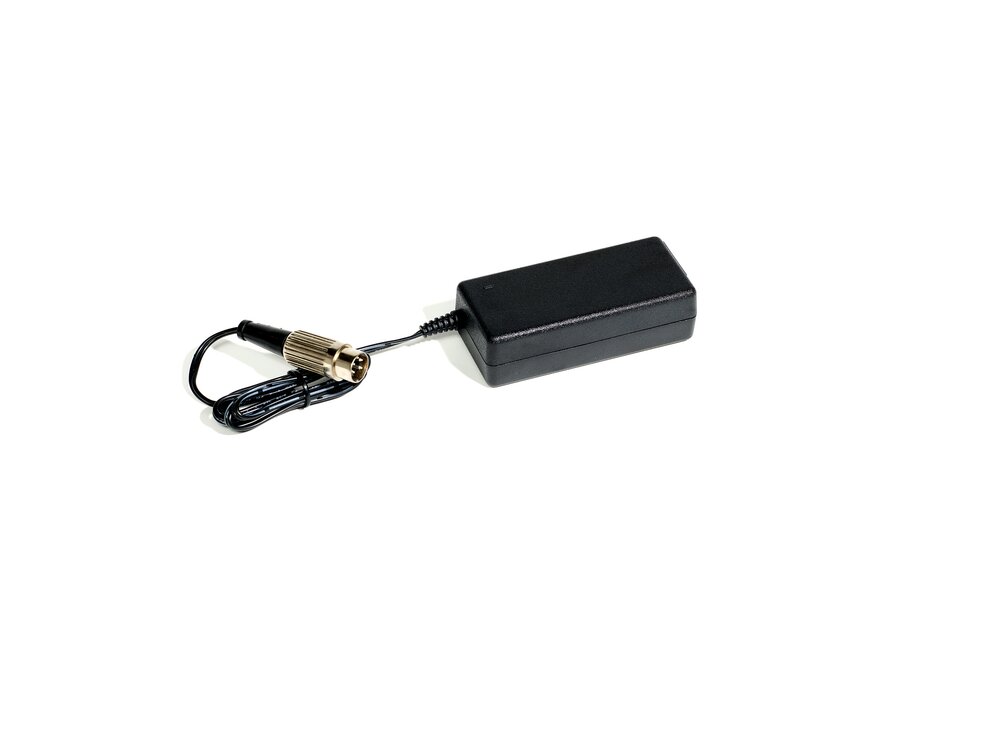 Schwarzes Netzgerät mit DIN-Stecker