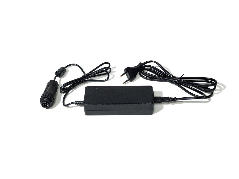 Schwarzes Netzgerät mit Netzkabel und Verbindungskabel mit Amphenol-Stecker