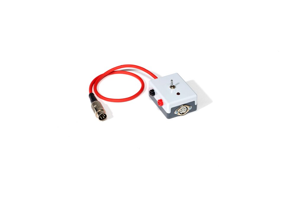 Weißer On/Off-Schalter mit rotem Kabel und DIN-Stecker