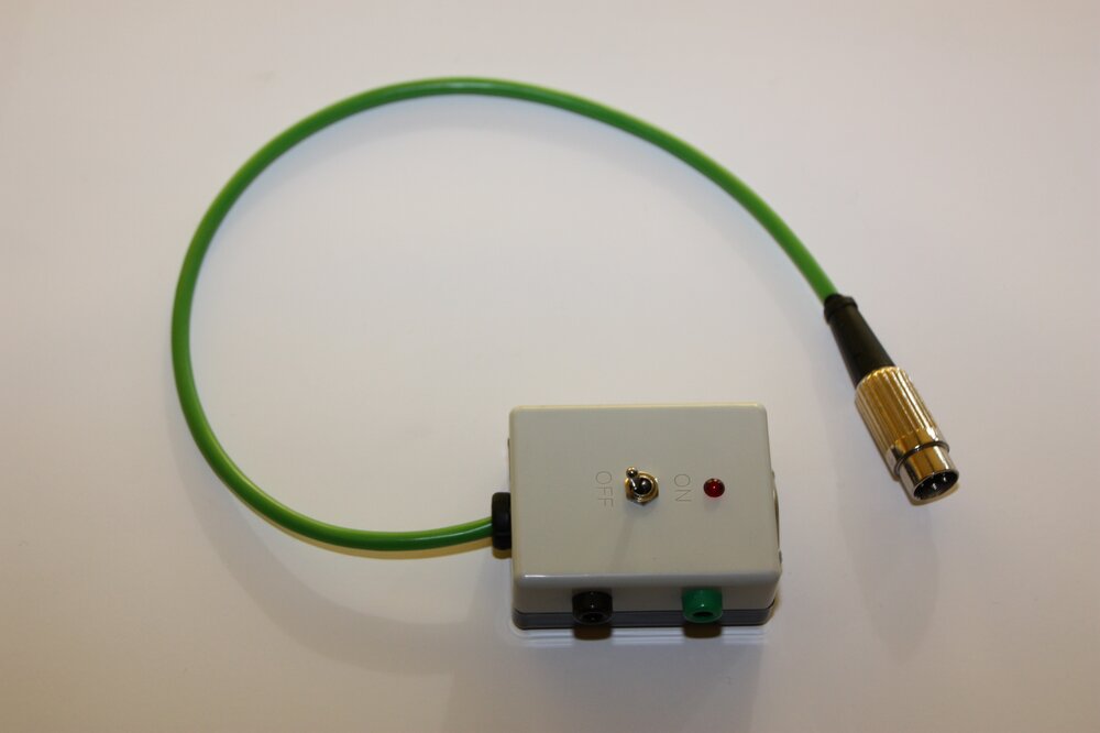 Weißer On/Off-Schalter mit grünem Kabel und DIN-Stecker