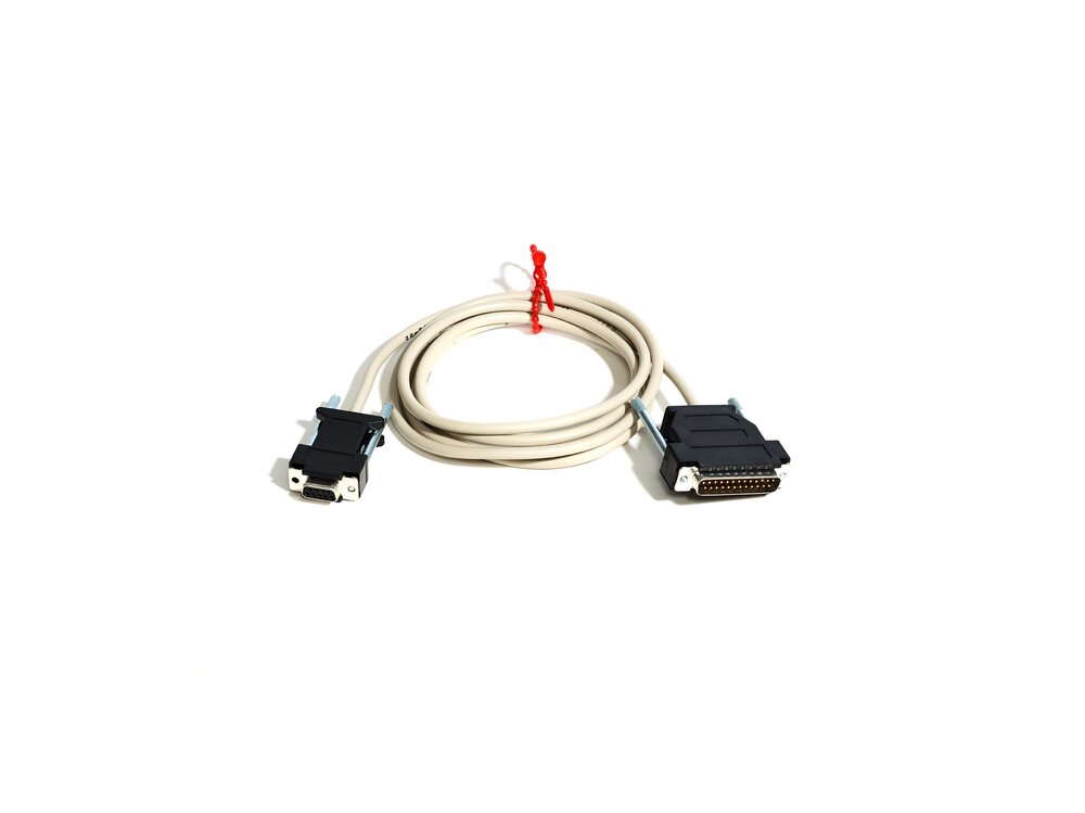 Weißes Verbindungskabel mit RS232-Stecker