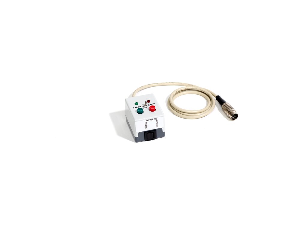 Weiße Box mit Start-Stop-Umschalter, Impuls-Taster und DIN-Stecker