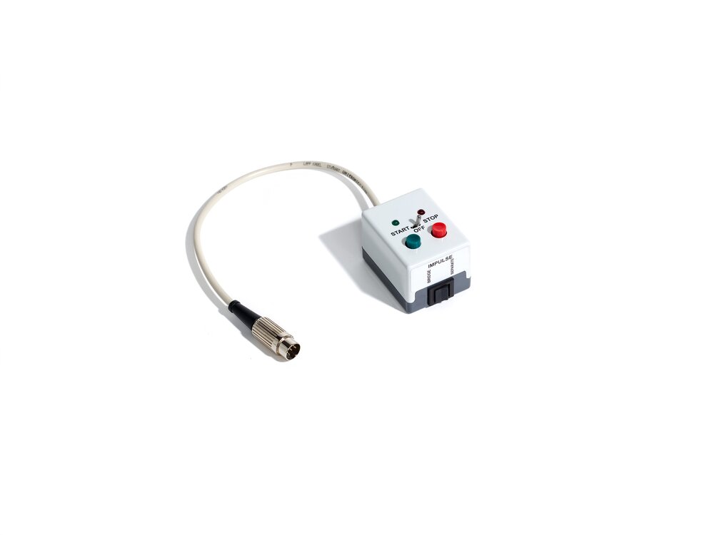 Weiße Box mit Start-Stop-Umschalter, Impuls-Taster und DIN-Stecker