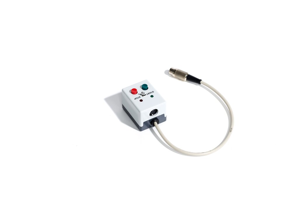 Weiße Box mit Start-Stop-Umschalter, Impuls-Taster und DIN-Stecker
