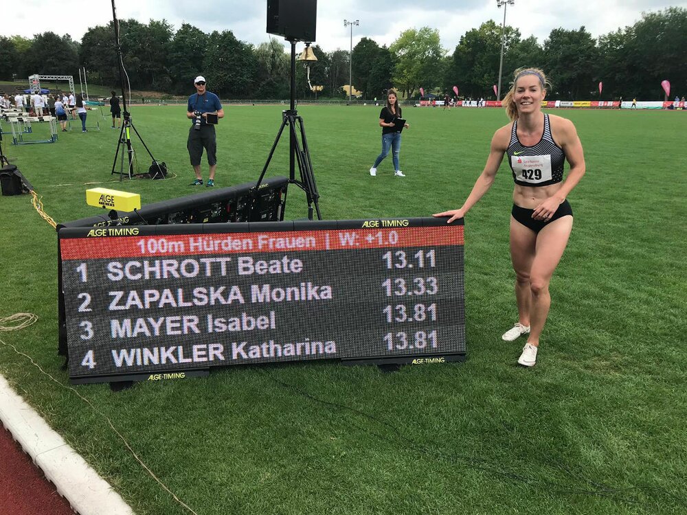 Leichtathletik-Teilnehmerin mit Rangliste auf einer ALGE-TIMING Videowall