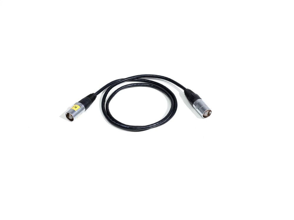 Schwarzes Netzwerkkabel mit Neutrik-Stecker