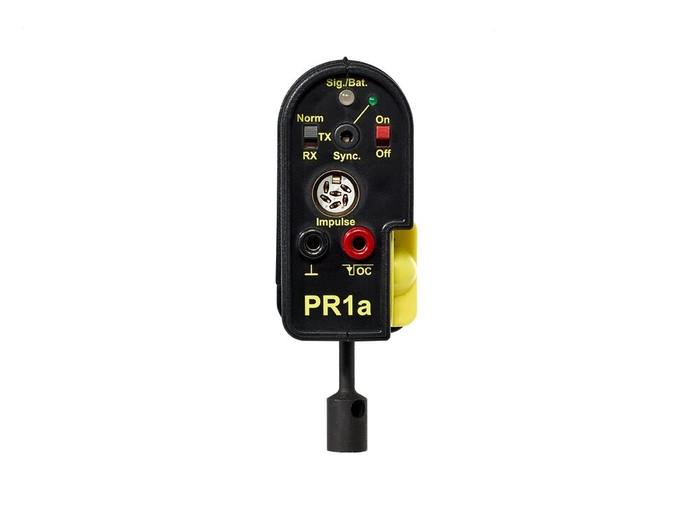 Rear of the PR1a photoelectric sensor with socket for banana plug, synchronization plug, function control and status LEDs