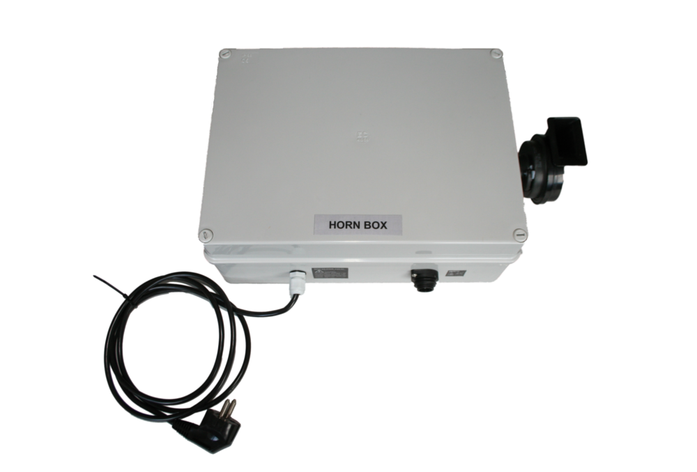Graue Box mit Netzkabel, Amphenol-Stecker und schwarzer Hupe