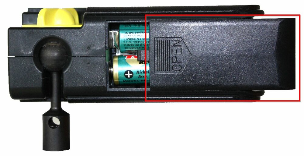 Unterseite einer PR1a Lichtschranke mit abnehmbaren Batteriedeckel im Fokus