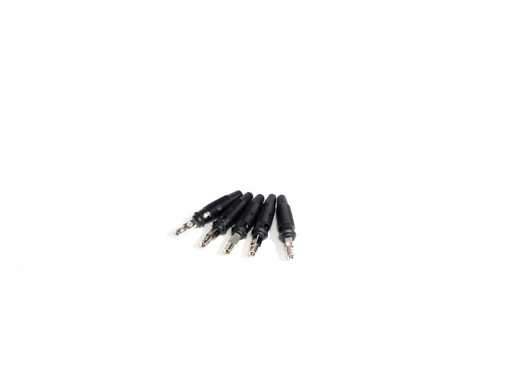 Eine Hand voll einzelner schwarzer Bananenstecker