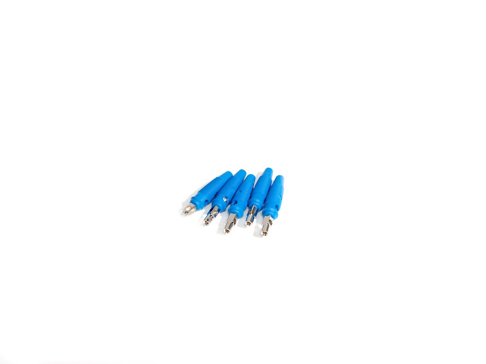 Eine Hand voll einzelner blauer Bananenstecker