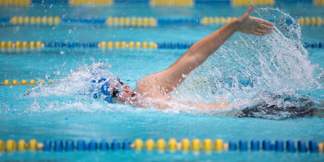 Swimmer crawling in the swimming lane